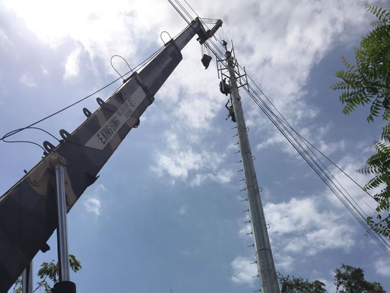 Instalación de Postes y Luminarias E. King Sing Grúas y Montacargas